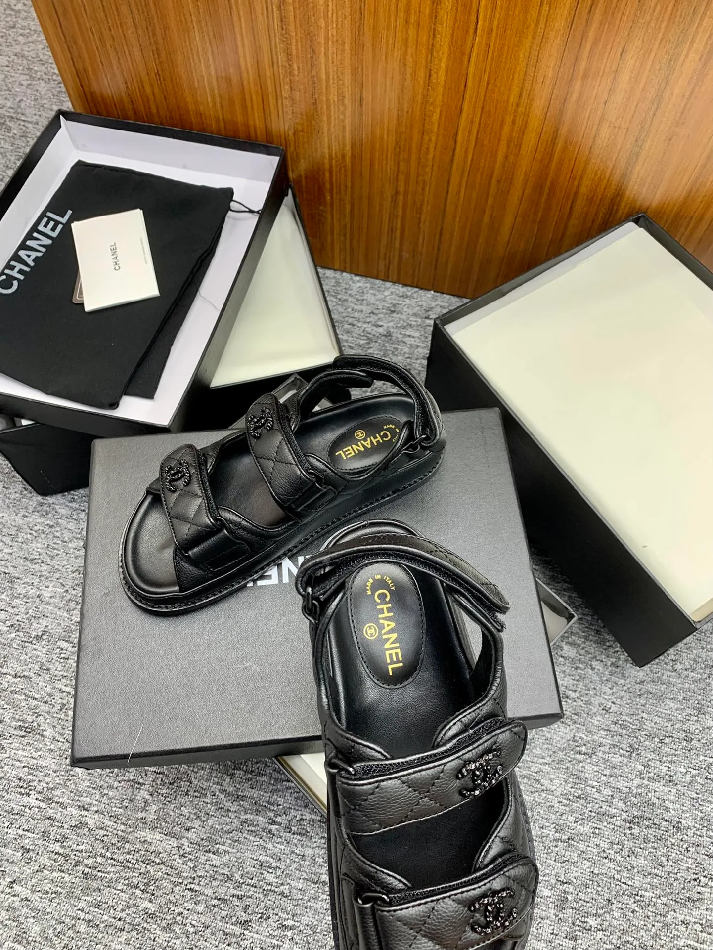 👟👟Ex-factory price 480👟👟 👑Crown👑Top purchasing version✈️ CHANEL Xiaoxiang 2022 spring and summer latest season double C Velcro casual sandals! Summer beach sandals 🏖️! A sandal that is super comfortable on your feet! A must-have classic! ✊Adhere to the original 1:1 mold customization! Feel free to compare! Give you a genuine foot feel! The first choice for high-end customers to purchase ❤️ [Material] 👑 Fabric: Original customized pebbled cowhide/satin buckle 👑 Lining: Original imported water-dyed sheepskin 👑 Outsole: Original open-molded genuine leather outsole [Number of yards] 35-41 (⚠️34/41 needs to be customized, non-refundable and non-exchangeable) [Packaging] 🎁Configured with original packaging
